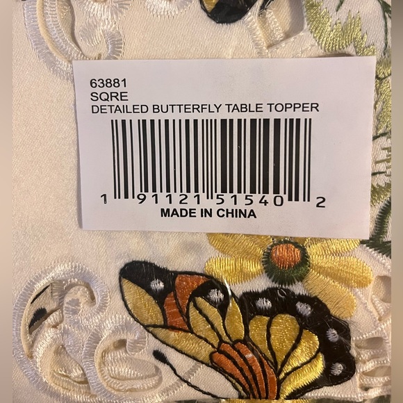 Daisy & Butterfly Embroidered Springtime Square Table Linen (New in Package) - Picture 4 of 4